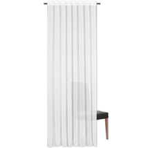 Weißer Dekoschal mit Faltenbandaufhängung vor einem Stuhl