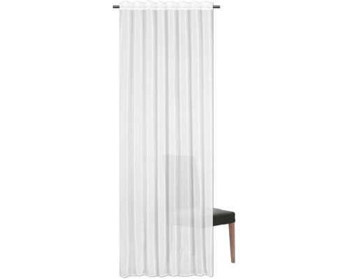 Weißer Dekoschal mit Faltenbandaufhängung vor einem Stuhl