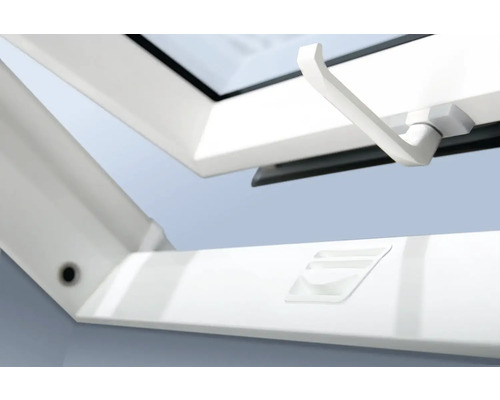 Detailansicht eines geöffneten Dachfensters mit Griff