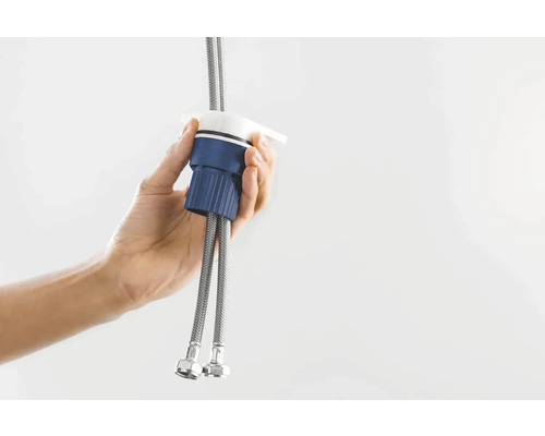 Hand hält flexible Anschlussschläuche für Wasserhahn