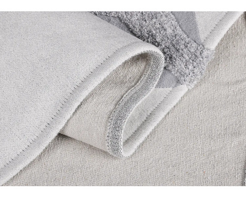 Detailaufnahme einer hellen Badematte aus Textil