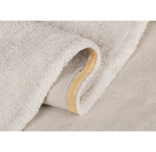 Detailansicht eines hellen Badteppichs mit weicher Oberfläche