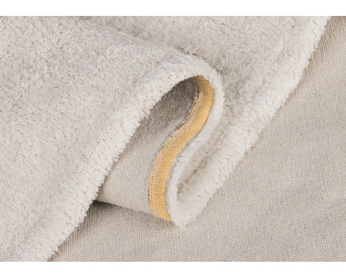 Detailansicht eines hellen Badteppichs mit weicher Oberfläche