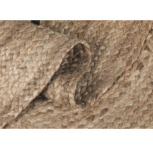 Nahaufnahme eines geflochtenen Teppichs aus Naturfasern.