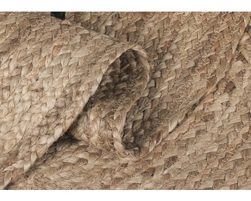 Nahaufnahme eines geflochtenen Teppichs aus Naturfasern.