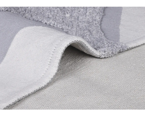 Detailansicht eines grauen Badvorlegers mit Flor und gewebter Rückseite.