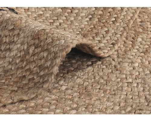 Nahaufnahme eines geflochtenen Teppichs aus Naturfasern