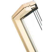 Dachfensterquerschnitt mit Holzrahmen und Isolierverglasung