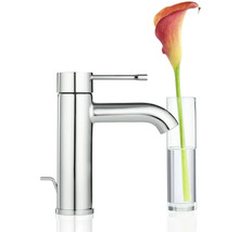 Waschtischarmatur aus Metall mit Blumenvase