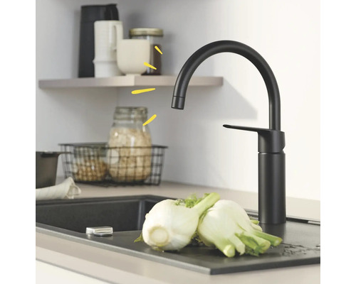 Küchenszene mit Spüle, Armatur und Gemüse