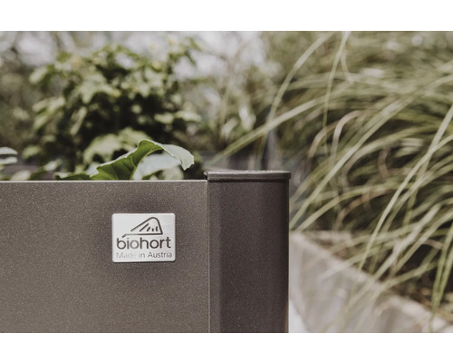 Detailansicht eines Hochbeets mit Biohort Logo