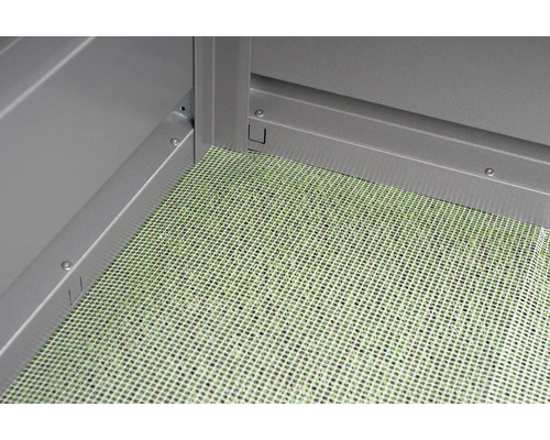 Detailansicht des Bodenbereichs eines Gerätehauses mit Bodenmatte.