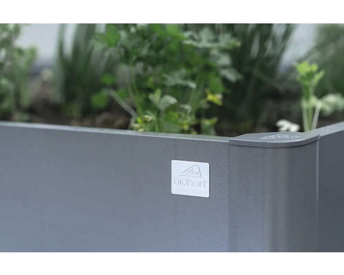 Detailansicht eines grauen Hochbeets mit Pflanzen und Biohort Logo