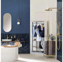 Modernes Badezimmer mit Badewanne, Waschtisch, Dusche und begehbarem Kleiderschrank