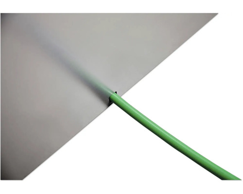 Grüner Metallstab an grauer Fläche