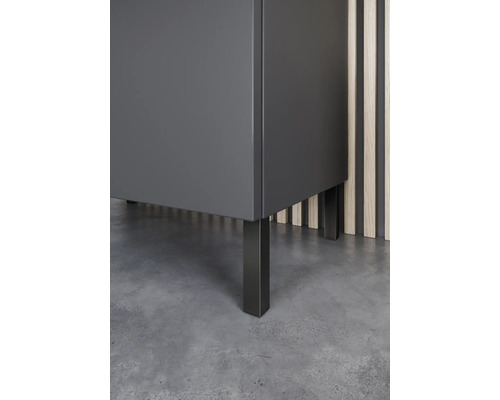 Detailaufnahme eines grauen Badezimmerschranks mit schwarzen Füßen