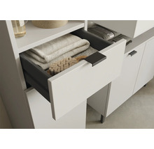 Badezimmermöbel mit geöffneter Schublade, gefüllt mit Handtüchern und Bürste.