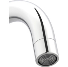 Detailansicht eines Wasserhahn-Auslaufs aus Metall