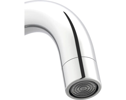 Detailansicht eines Wasserhahn-Auslaufs aus Metall