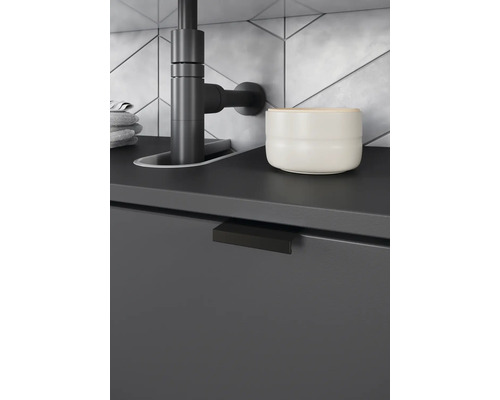 Waschbeckenunterschrank mit Armatur und Ablage