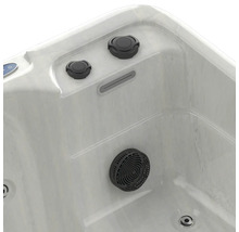 Detailansicht eines Whirlpools mit Düsen und Bedienelementen