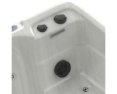 Detailansicht eines Whirlpools mit Düsen und Bedienelementen