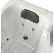 Detailansicht eines Whirlpools mit Kopfstütze und Düsen
