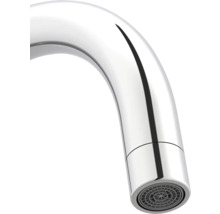 Nahaufnahme eines verchromten Wasserhahn-Auslaufs