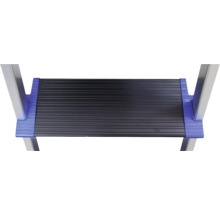 Tritt einer Leiter mit Aluminiumrahmen und rutschfester Oberfläche