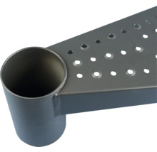 Detailansicht einer Treppenstufe aus Metall mit Lochmuster