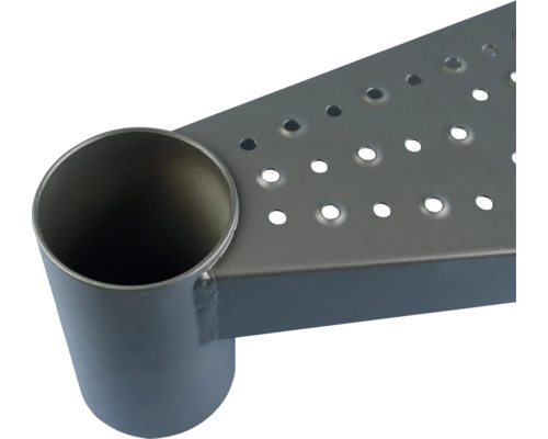 Detailansicht einer Treppenstufe aus Metall mit Lochmuster