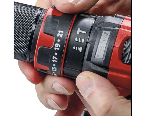 Detailaufnahme einer Bohrmaschine mit Drehmomenteinstellung in den Händen