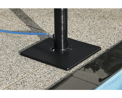 Detailaufnahme einer Poolleiterbefestigung auf einer Terrasse.