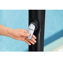 Hand betätigt den Wasserhahn einer Gartendusche von Bestway