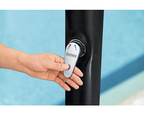 Hand betätigt den Wasserhahn einer Gartendusche von Bestway