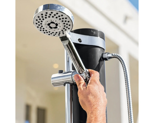 Außendusche mit Handbrause und flexiblem Schlauch wird von Hand bedient.