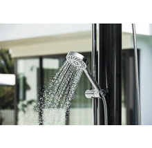 Brausekopf mit Wasserdüsen an Duschsäule im Betrieb