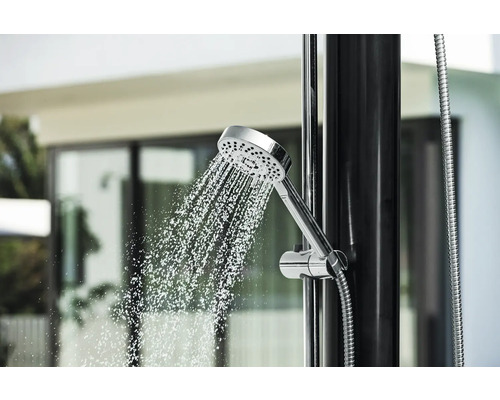 Brausekopf mit Wasserdüsen an Duschsäule im Betrieb