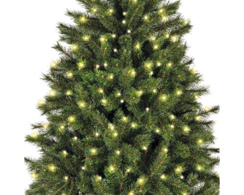 Geschmückter Weihnachtsbaum mit Lichtern