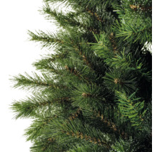 Nahaufnahme eines künstlichen Weihnachtsbaums mit grünen Nadeln