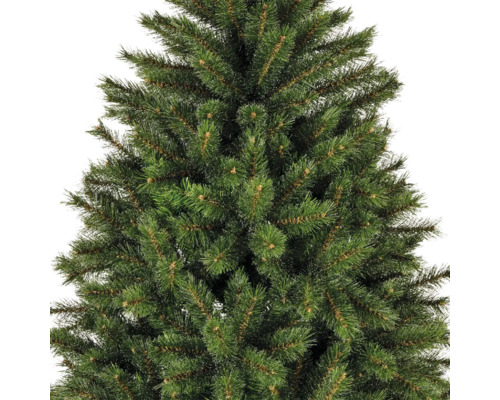 Nahaufnahme eines künstlichen Weihnachtsbaums mit grünen Nadeln.