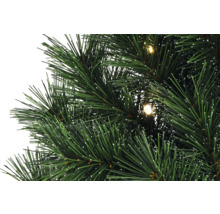Detailaufnahme eines künstlichen Weihnachtsbaums mit Beleuchtung