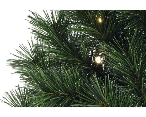 Detailaufnahme eines künstlichen Weihnachtsbaums mit Beleuchtung