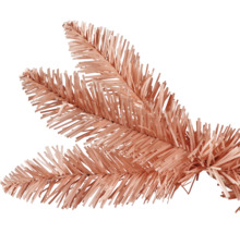 Nahaufnahme von Kunsttanne mit Zweigen