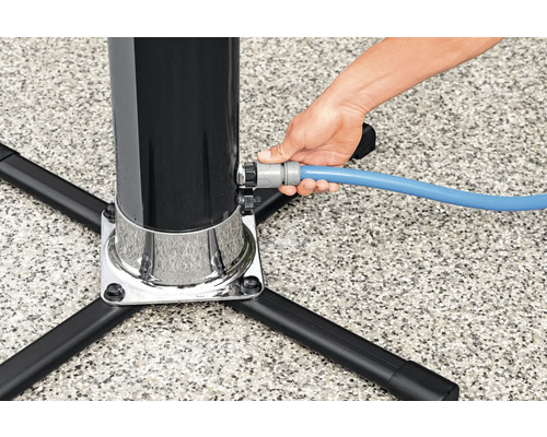 Wasseranschluss an einem Standfuß für Gartendusche mit Schlauch