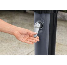 Bestway Logo auf einer Gartendusche mit Hand am Wasserhahn