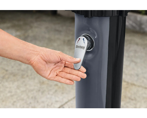 Bestway Logo auf einer Gartendusche mit Hand am Wasserhahn