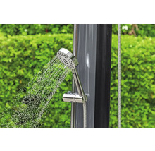 Gartendusche mit laufendem Wasser aus dem Duschkopf