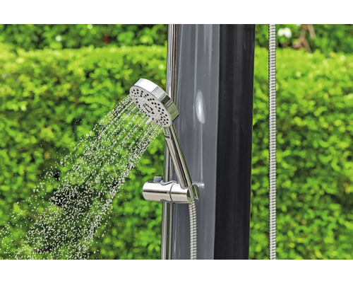 Gartendusche mit laufendem Wasser aus dem Duschkopf