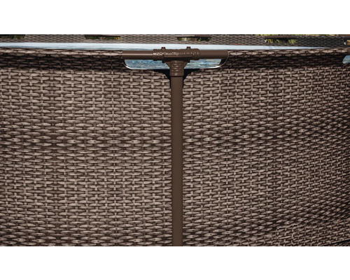 Detailansicht eines Aufstellpools mit Rattanverkleidung und Stützkonstruktion.